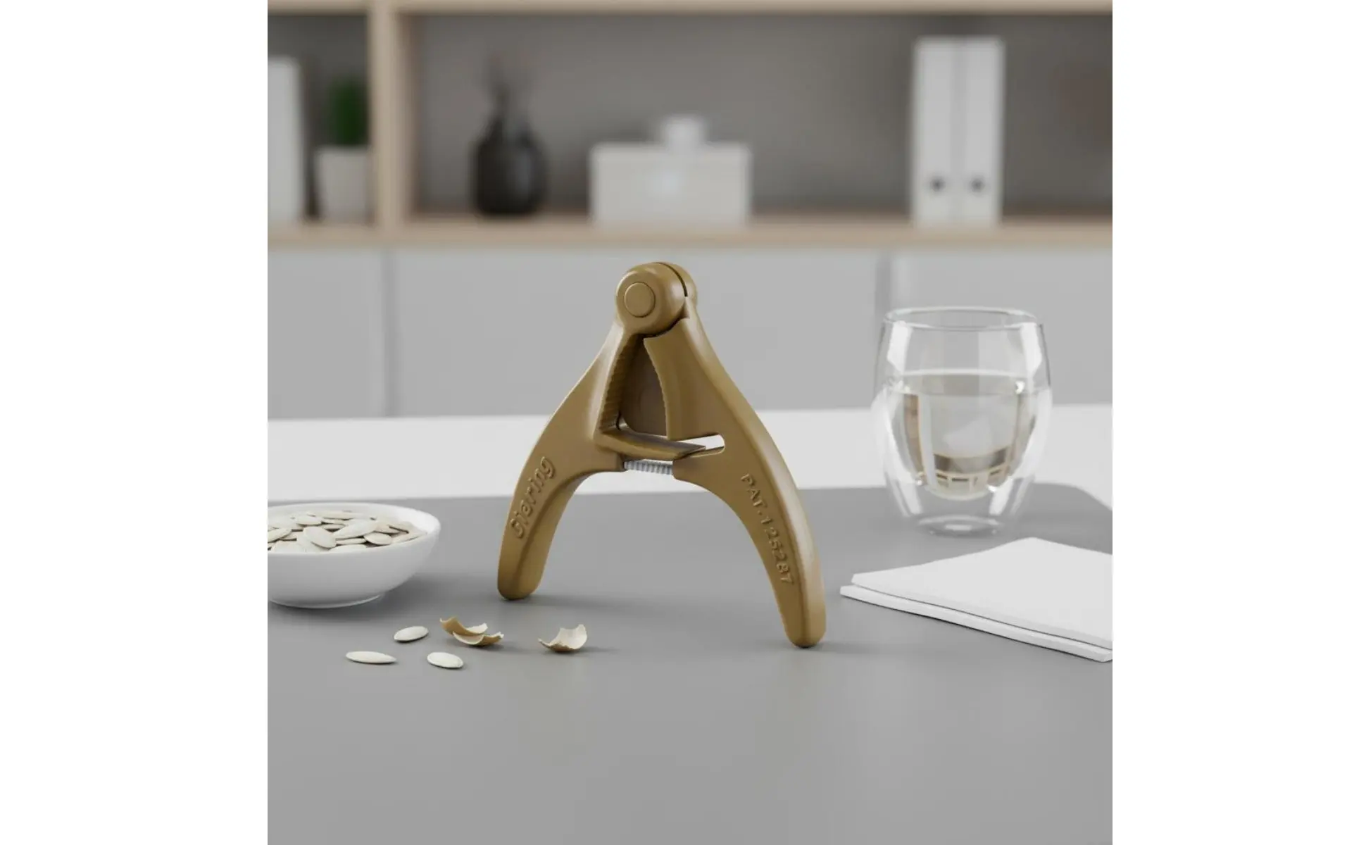 Herramienta para descascarar nueces en uso diario