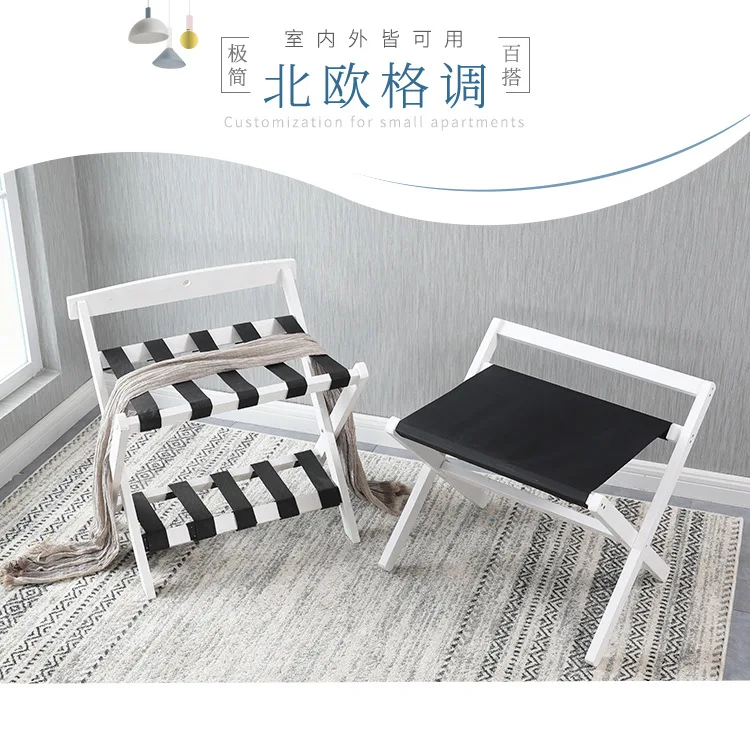 Detalle del soporte plegable de madera para equipaje