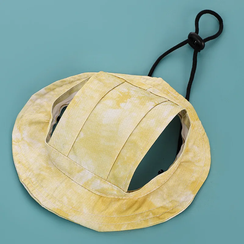 Sombrero beige en perro mediano