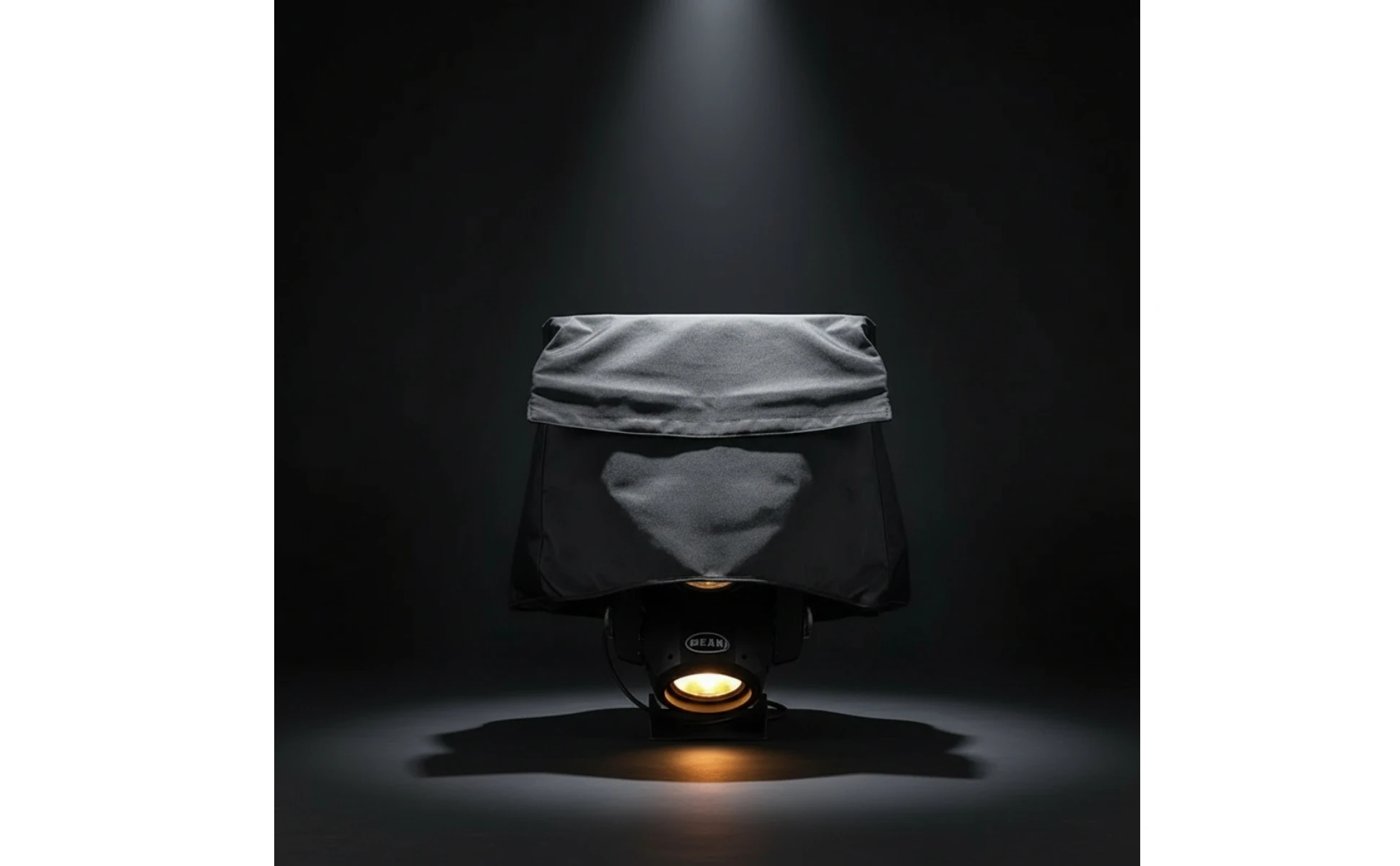 Cubierta impermeable negra sobre luz de escenario