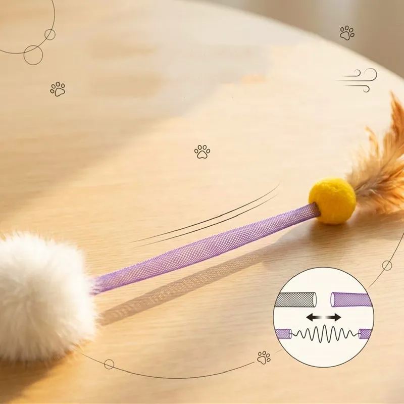 Gato interactuando con el juguete de plumas y malla elástica