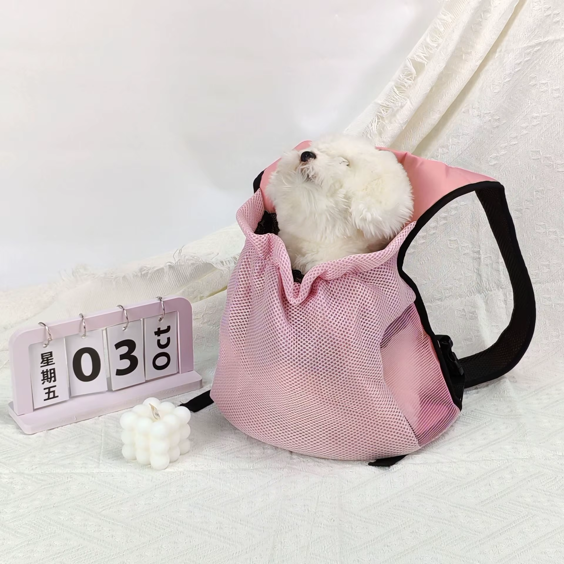 Detalle del tejido transpirable de la mochila para mascotas