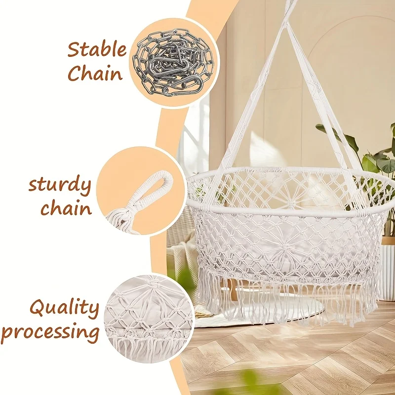 Columpio de macramé con tonos beige en un ambiente luminoso