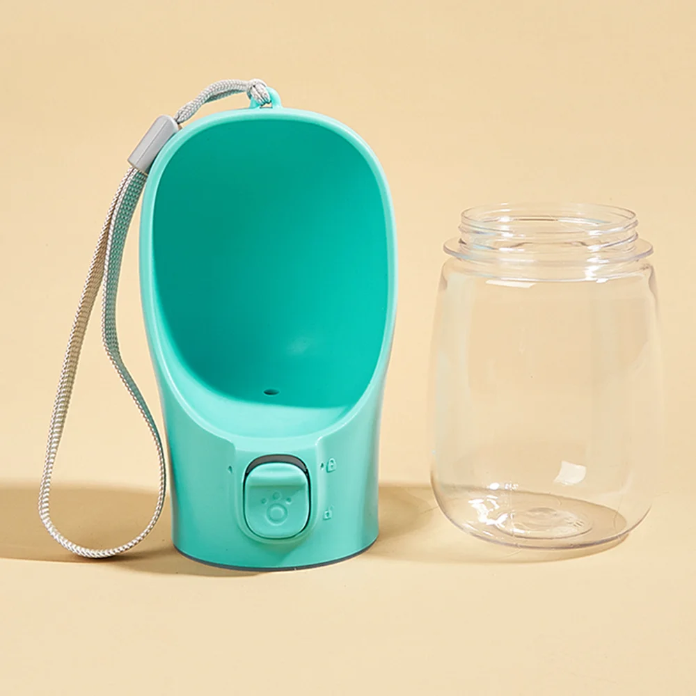 Mano operando la botella con una sola mano para dar agua a un gato