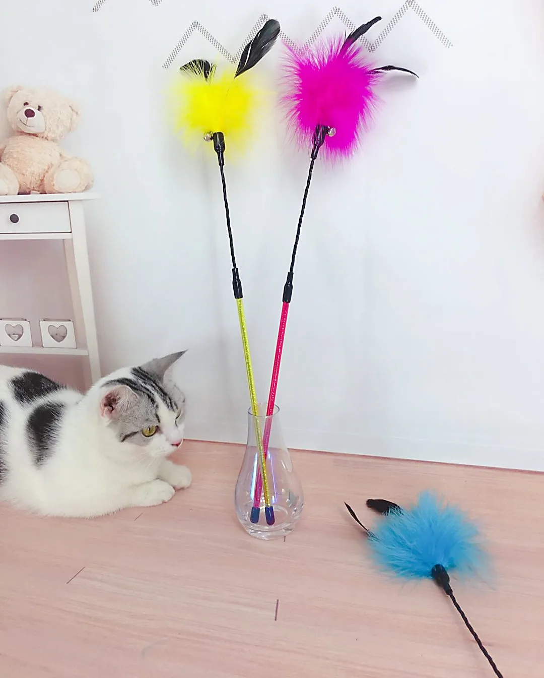 Palo teaser con plumas de colores