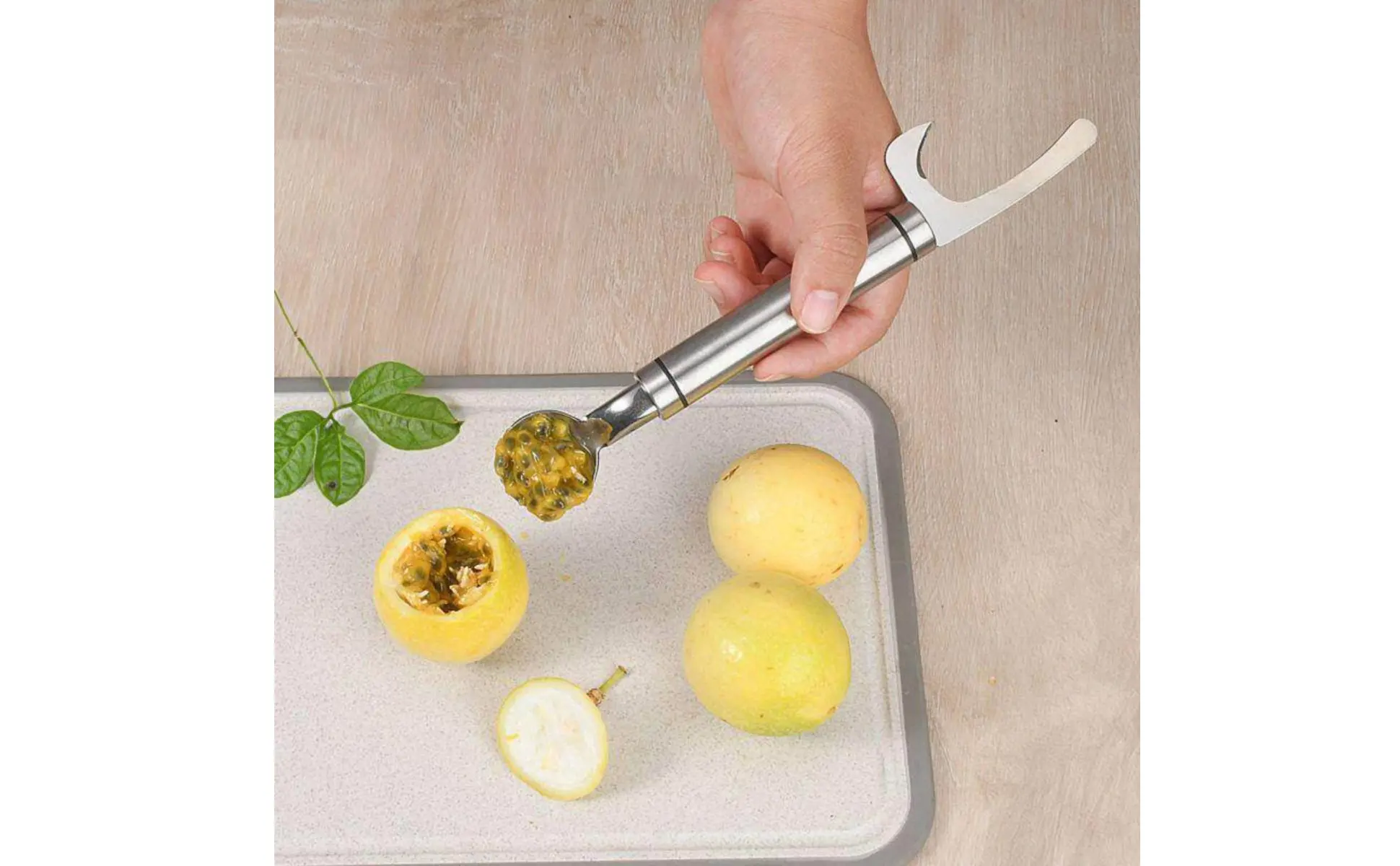 Detalle de la cuchara integrada para servir fruta