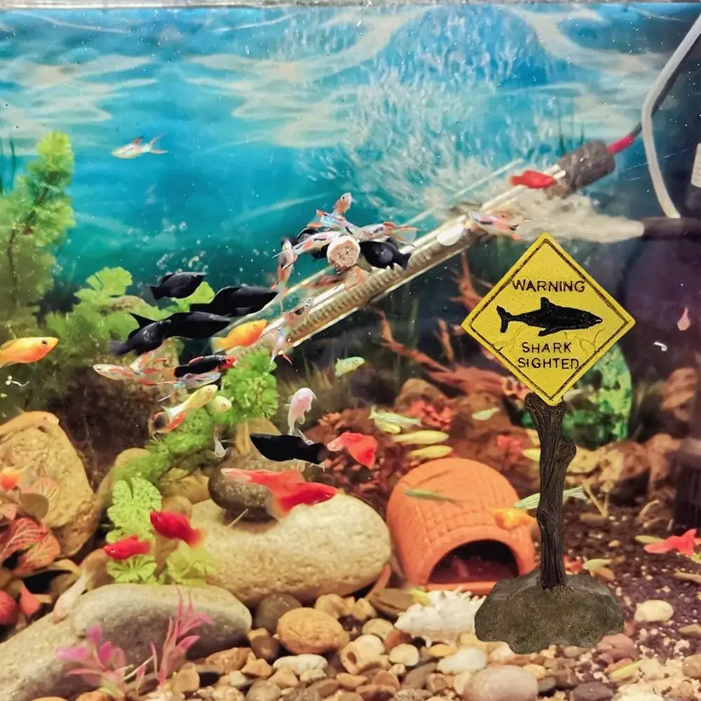 Accesorio decorativo de tiburón para acuario en contexto