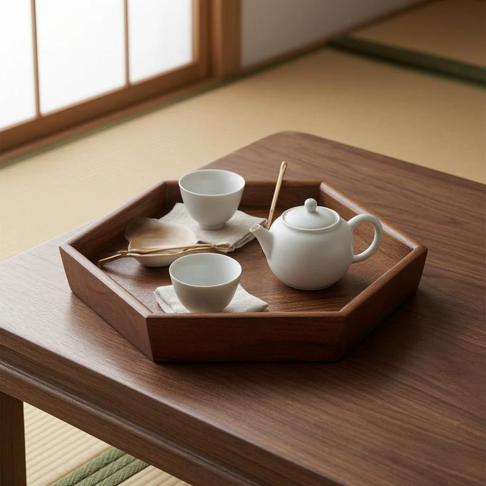 Bandeja de servir en madera oscura con diseño facetado - imagen 2