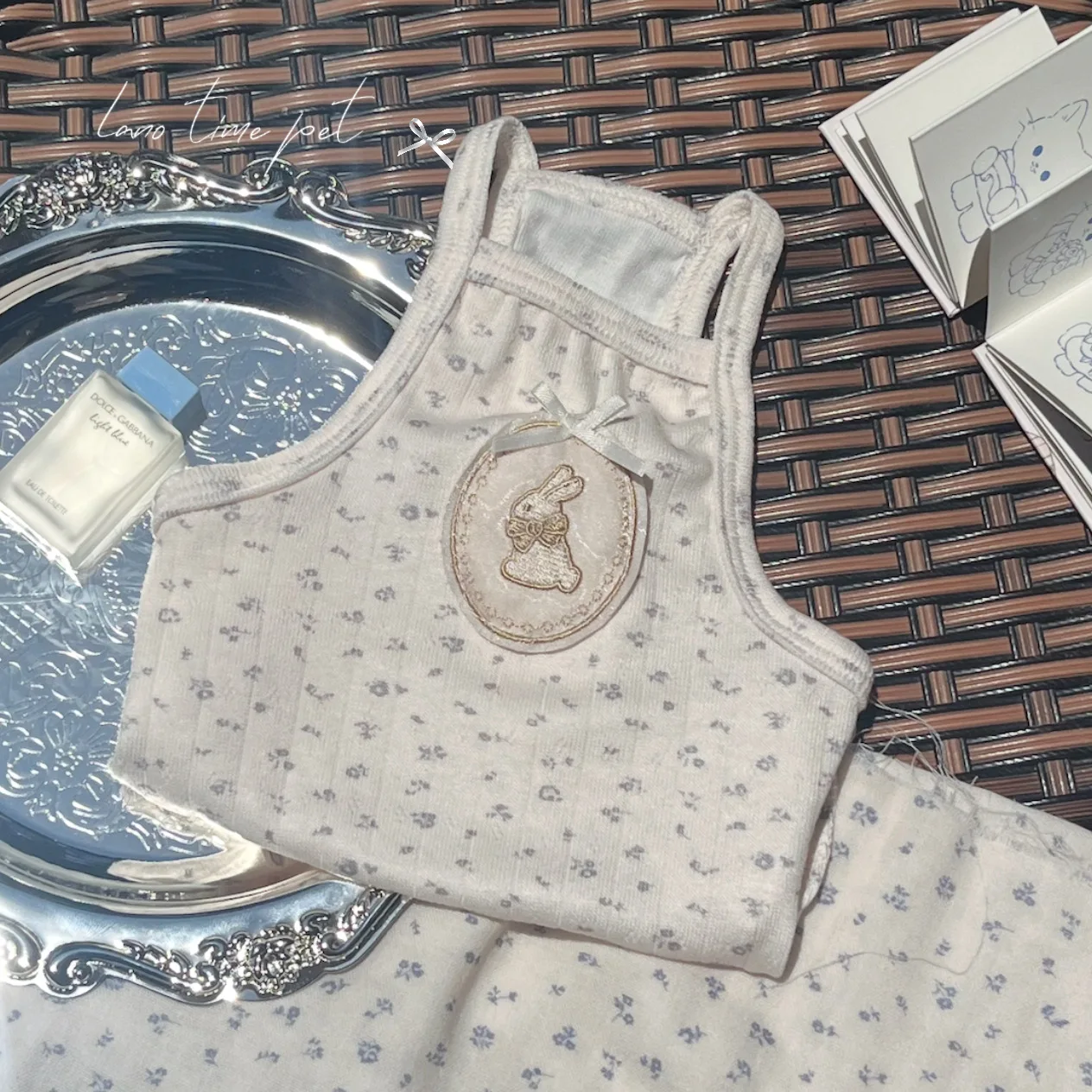 Chaleco floral con tirantes para perro