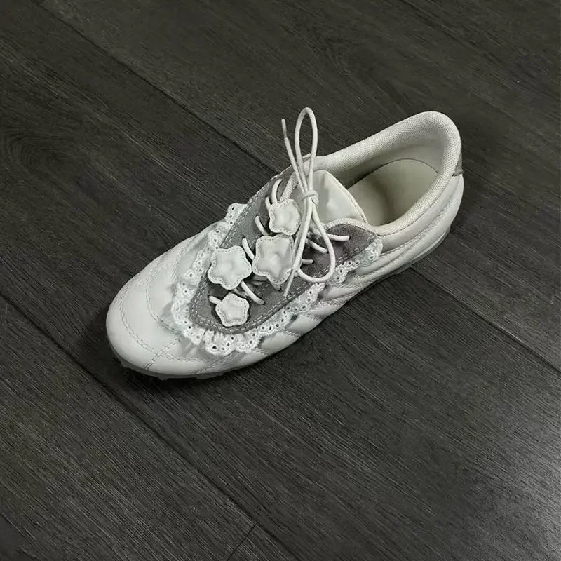 Detalle del cuero y la suela de goma de los zapatos Deqin