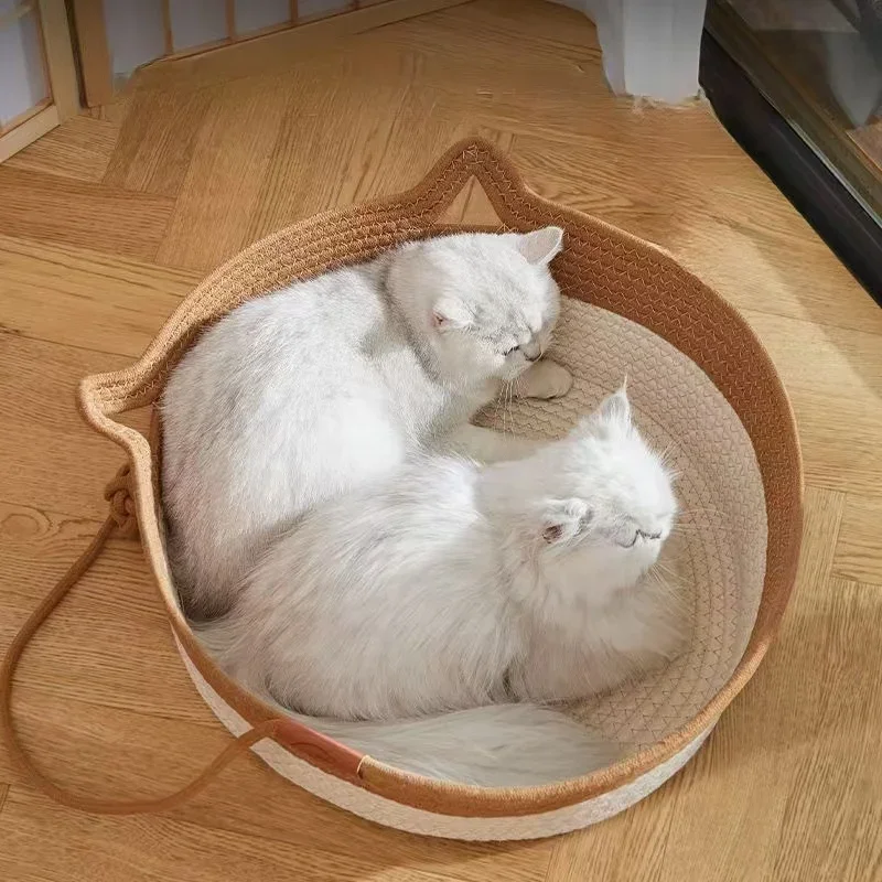 Cama de ratán en entorno doméstico moderno