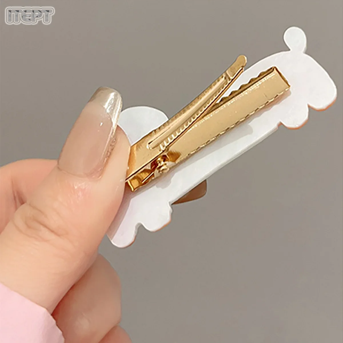 Pinza decorativa con forma de personaje animado, diseño colorido