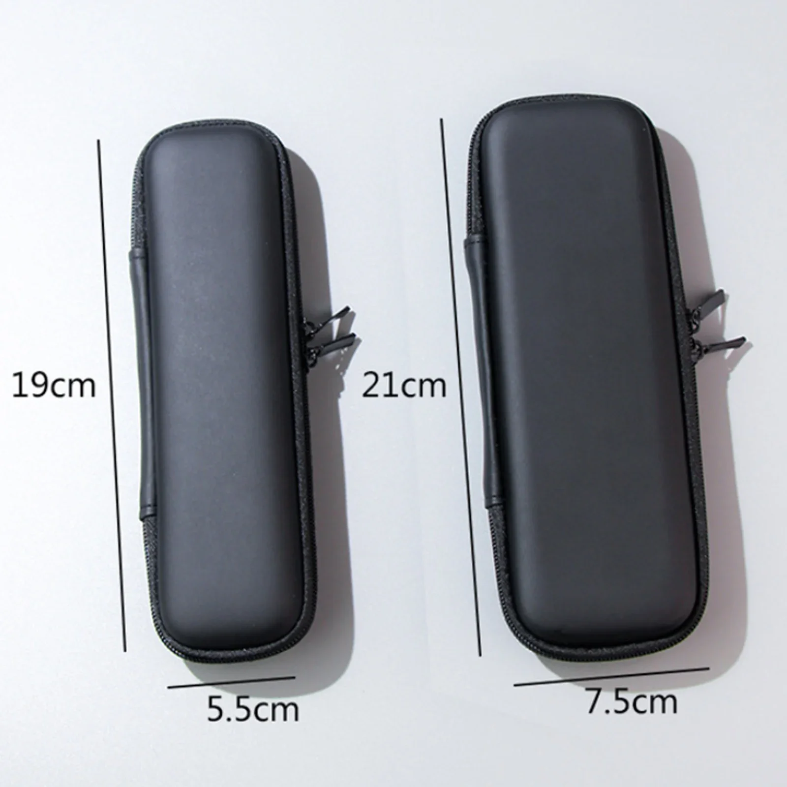 Estuche impermeable abierto mostrando compartimentos