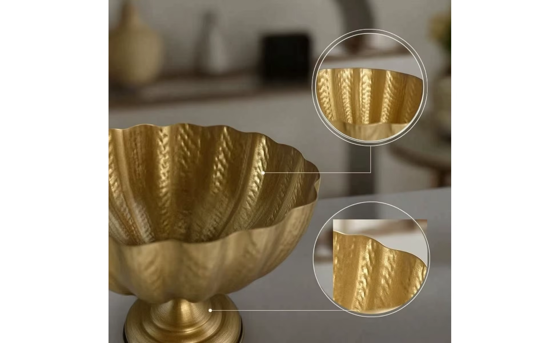 Detalle del acabado martillado del jarrón dorado