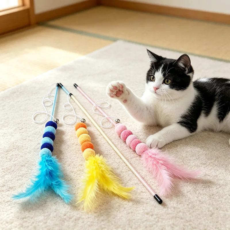Juguete para gatos con borlas y detalles coloridos