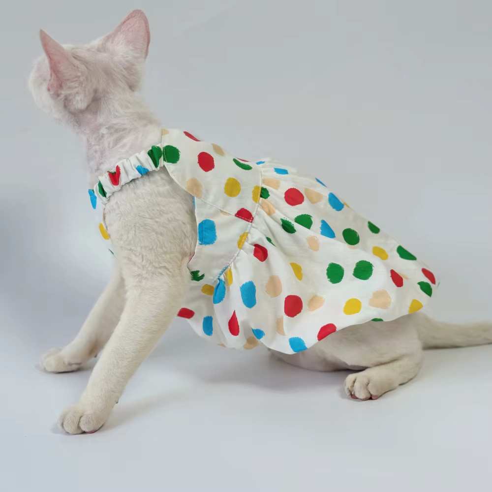Detalle de falda de lunares arcoíris para gato