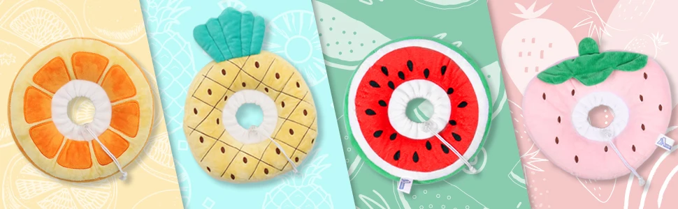 Gato comiendo normalmente mientras lleva el collar de recuperación de forma de fruta