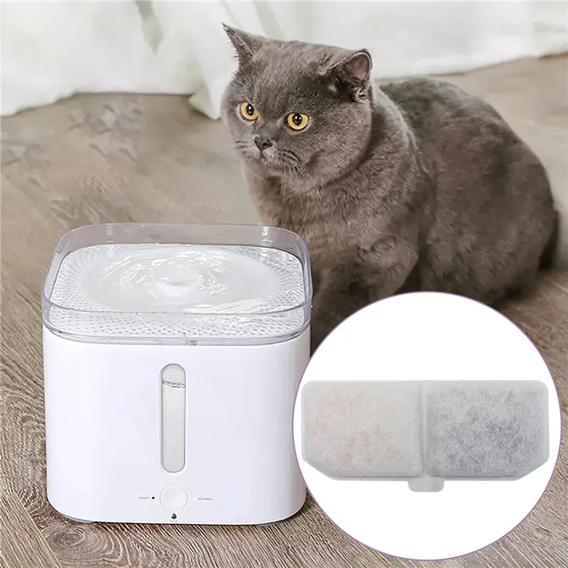 Filtro instalado dentro de una fuente de agua para mascotas