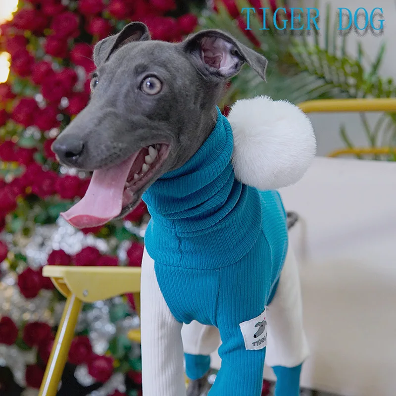 Mono con capucha para perro de raza pequeña en color gris