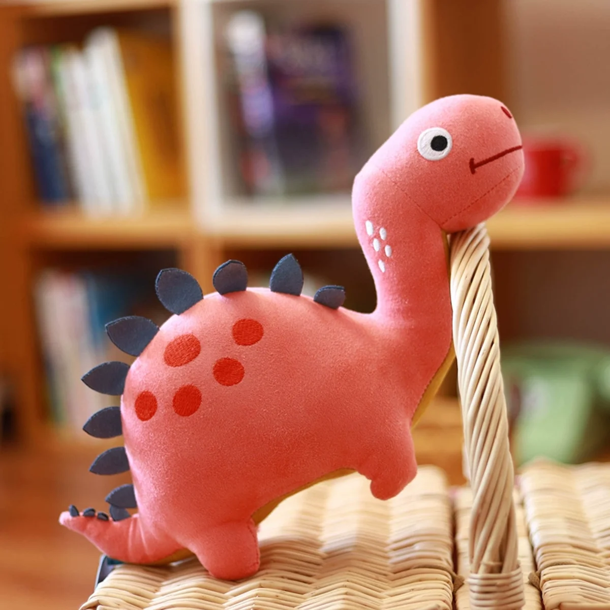Detalle del peluche dinosaurio