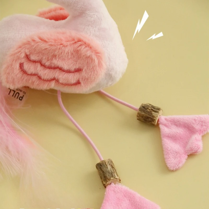 Juguete de peluche con pluma en entorno doméstico, mostrando su versatilidad