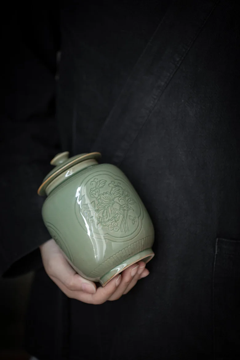 Vista lateral que muestra la forma redondeada y la tapa ajustable