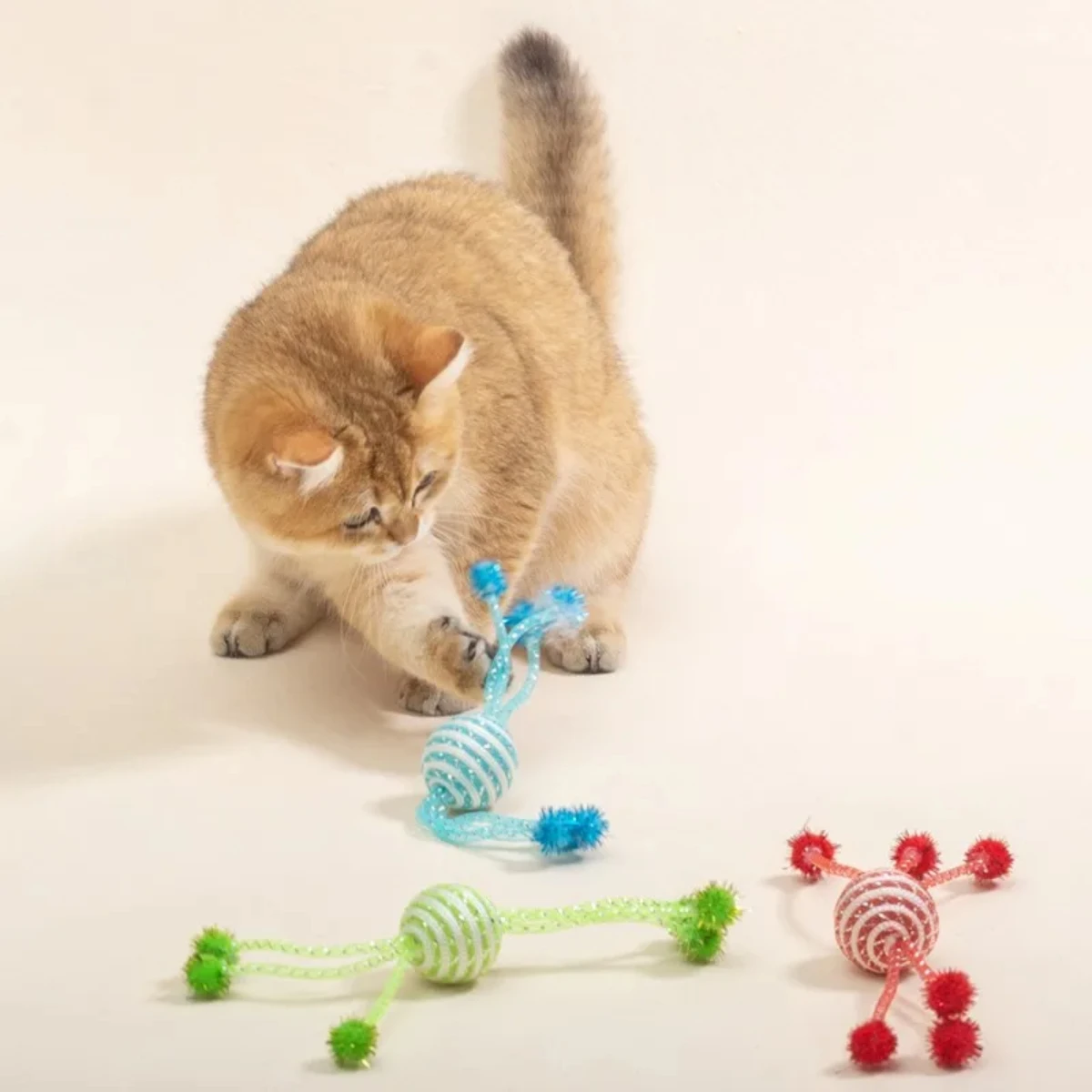 Gato jugando con el juguete