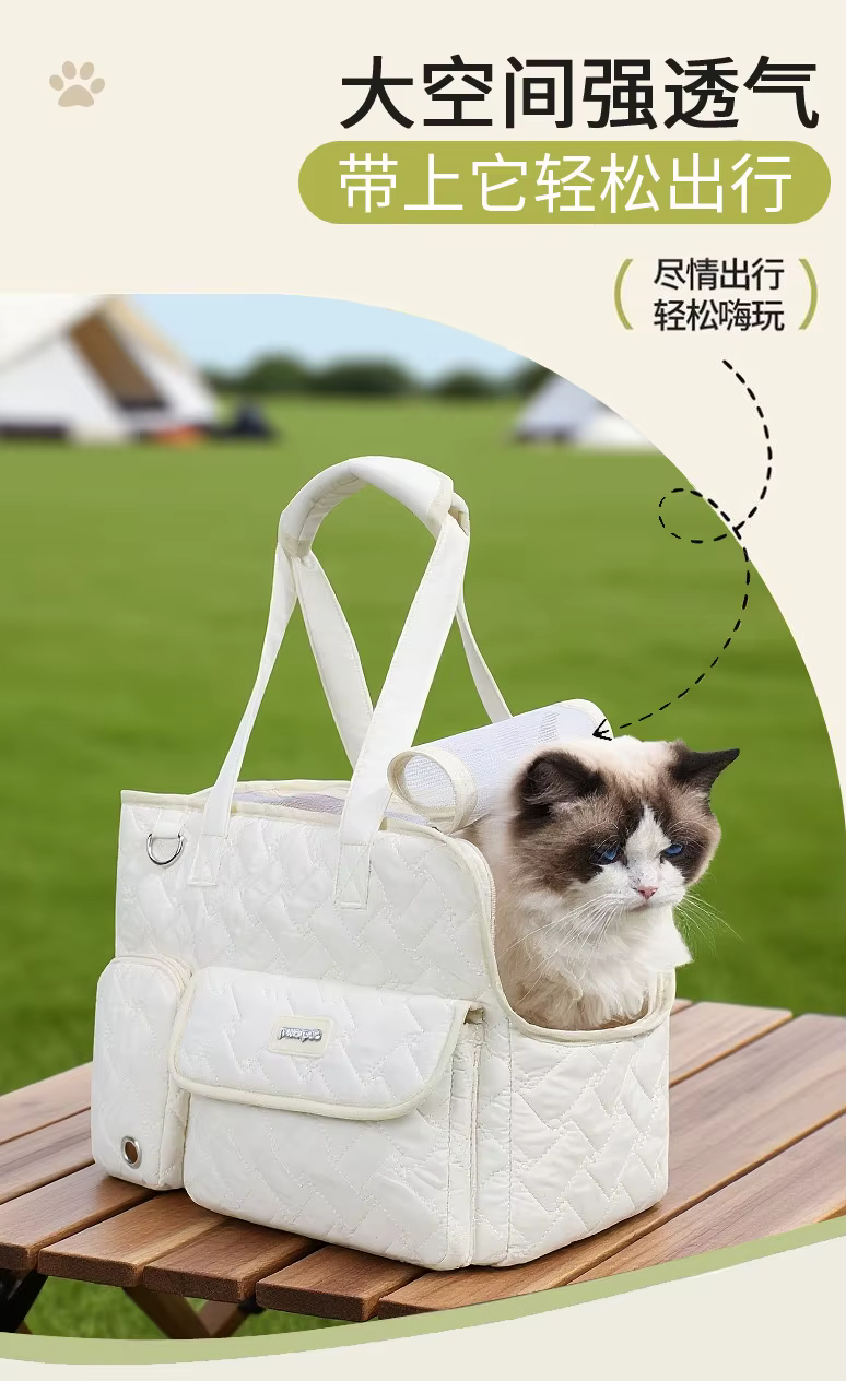 Bolsa usada con mascota cómoda en su interior