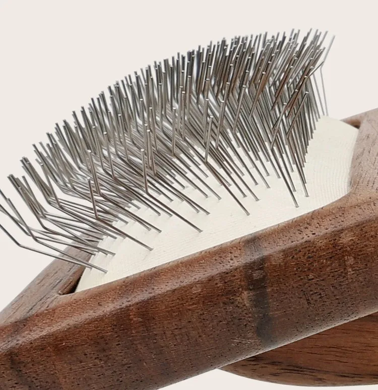 Detalle de las cerdas de madera sobre un gato de pelo corto
