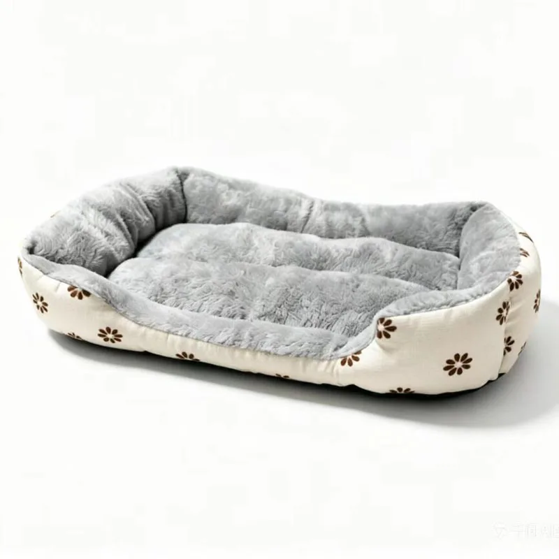 Cama floral en habitación