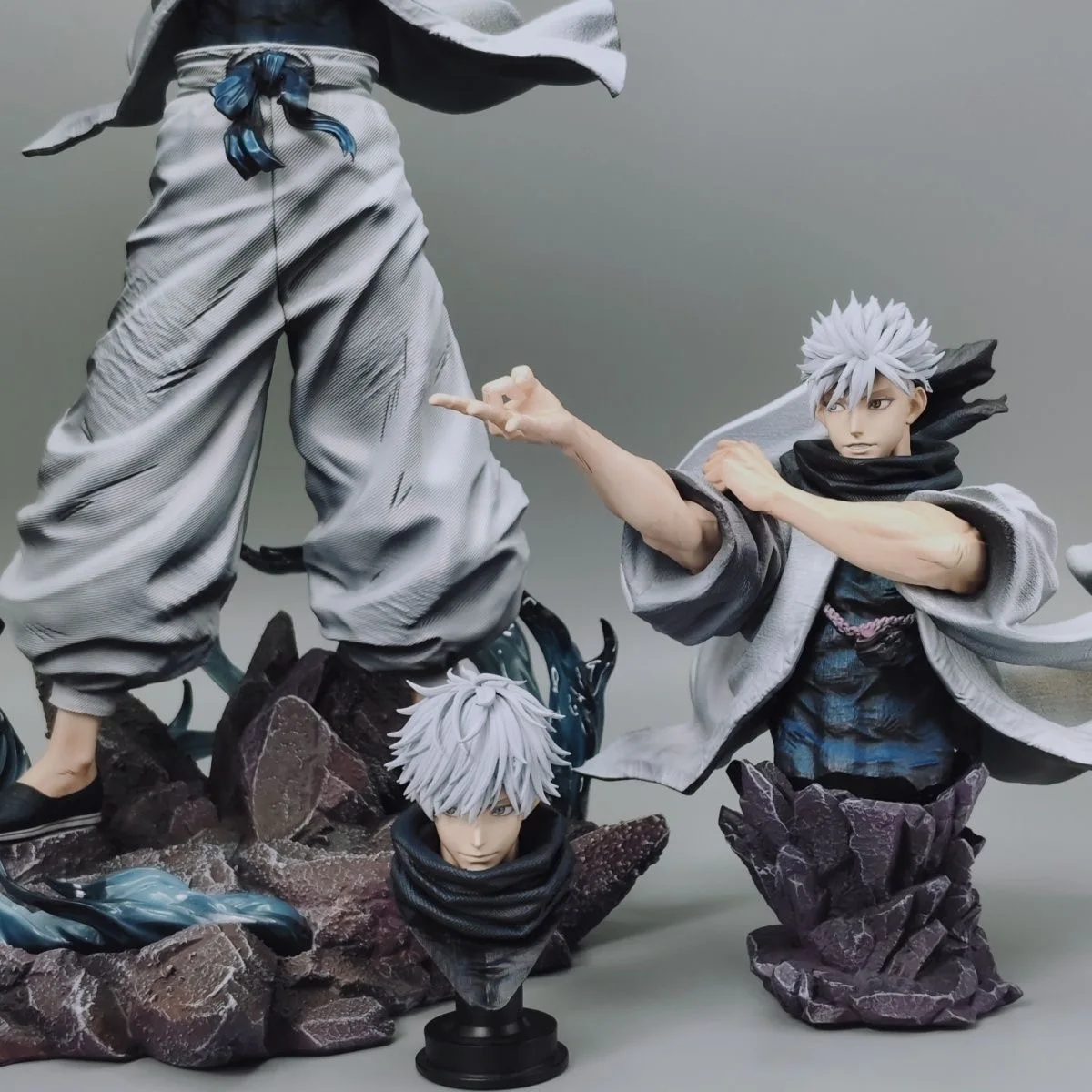 Detalle de la figura de Gojo Satoru y sus accesorios