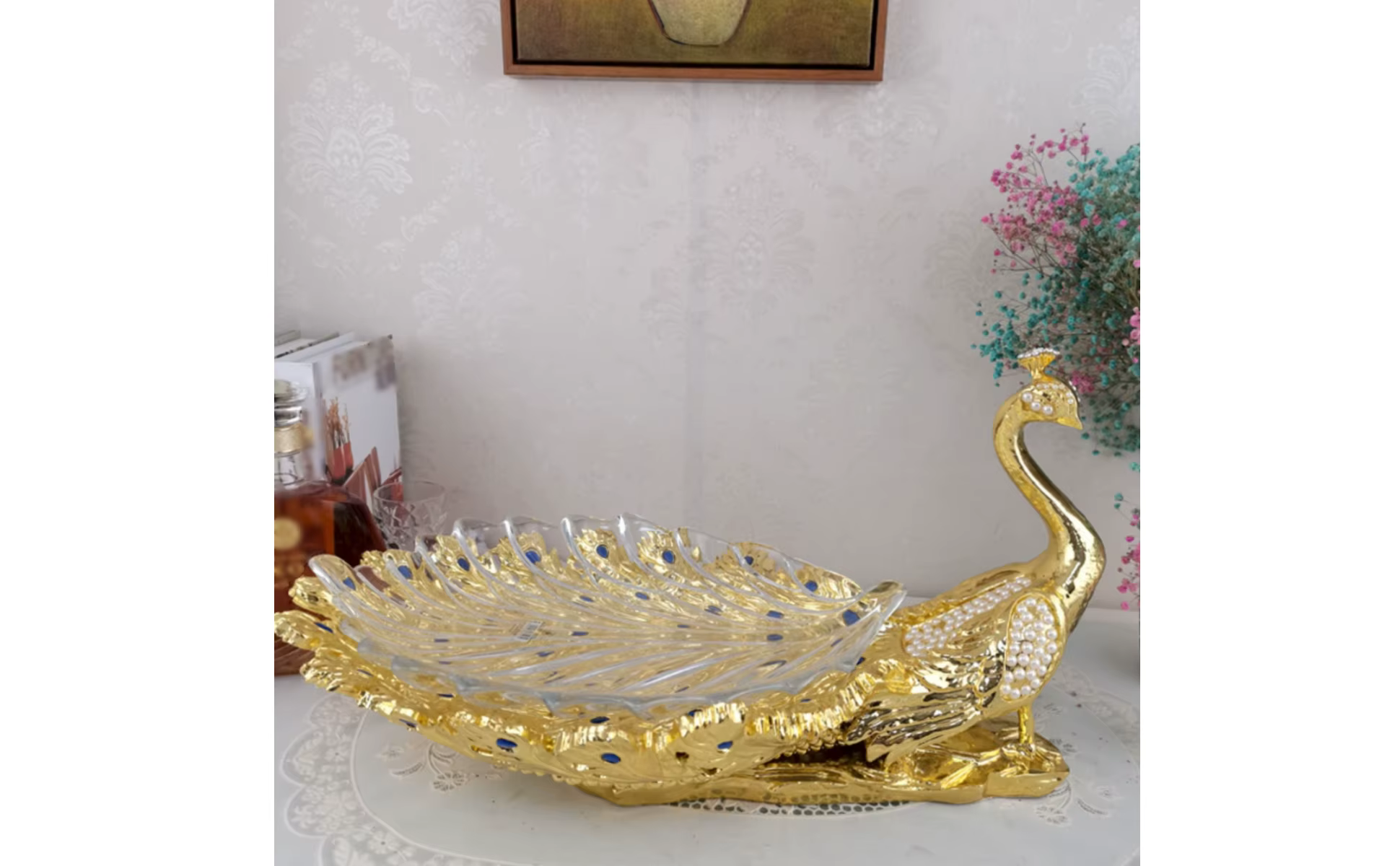 Centro de mesa dorado con forma escultórica