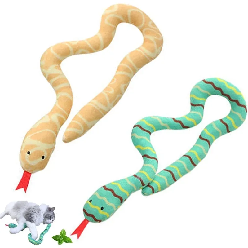 Gato jugando con peluche serpiente con catnip