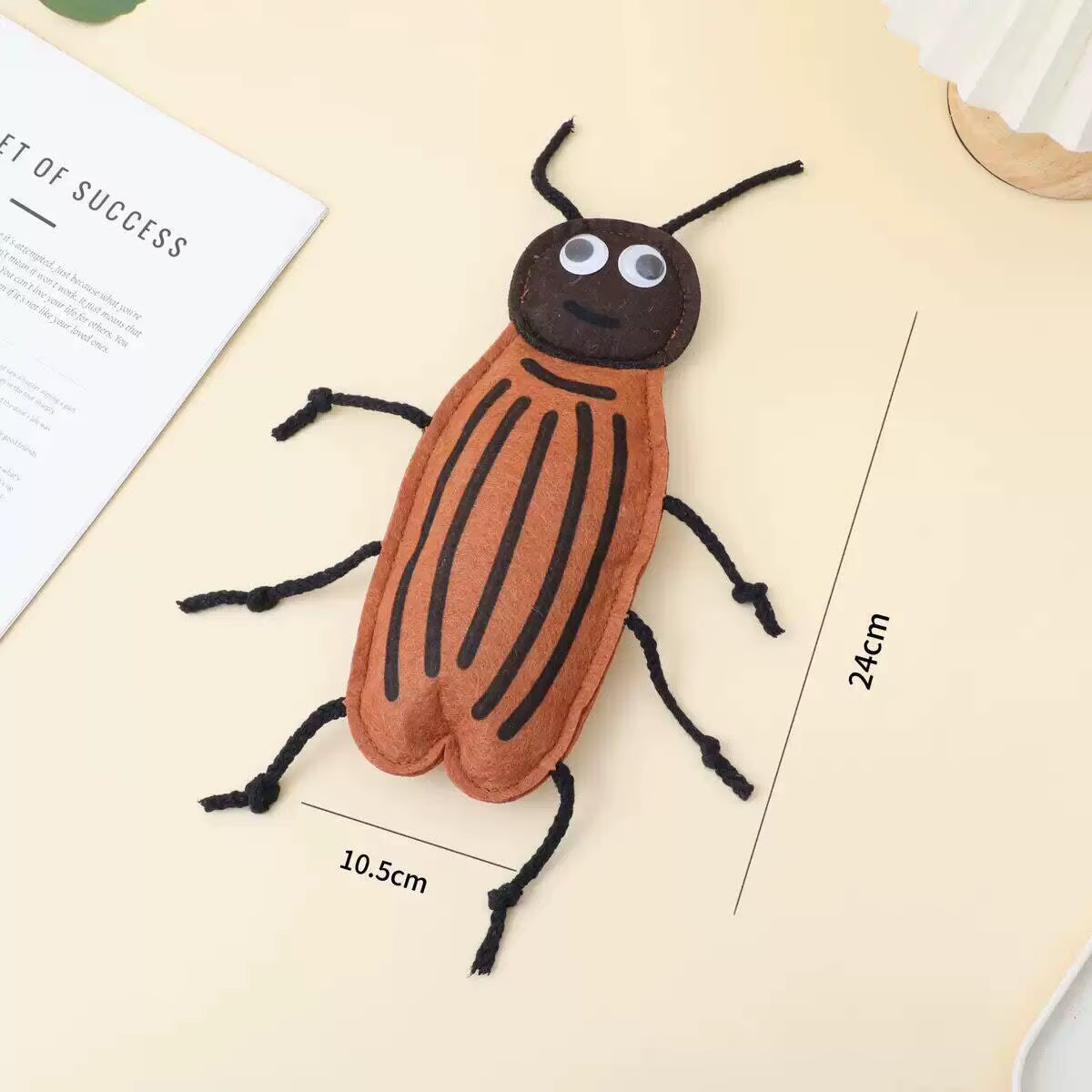 Juguete para gatos de fieltro con forma de cucaracha antimordidas