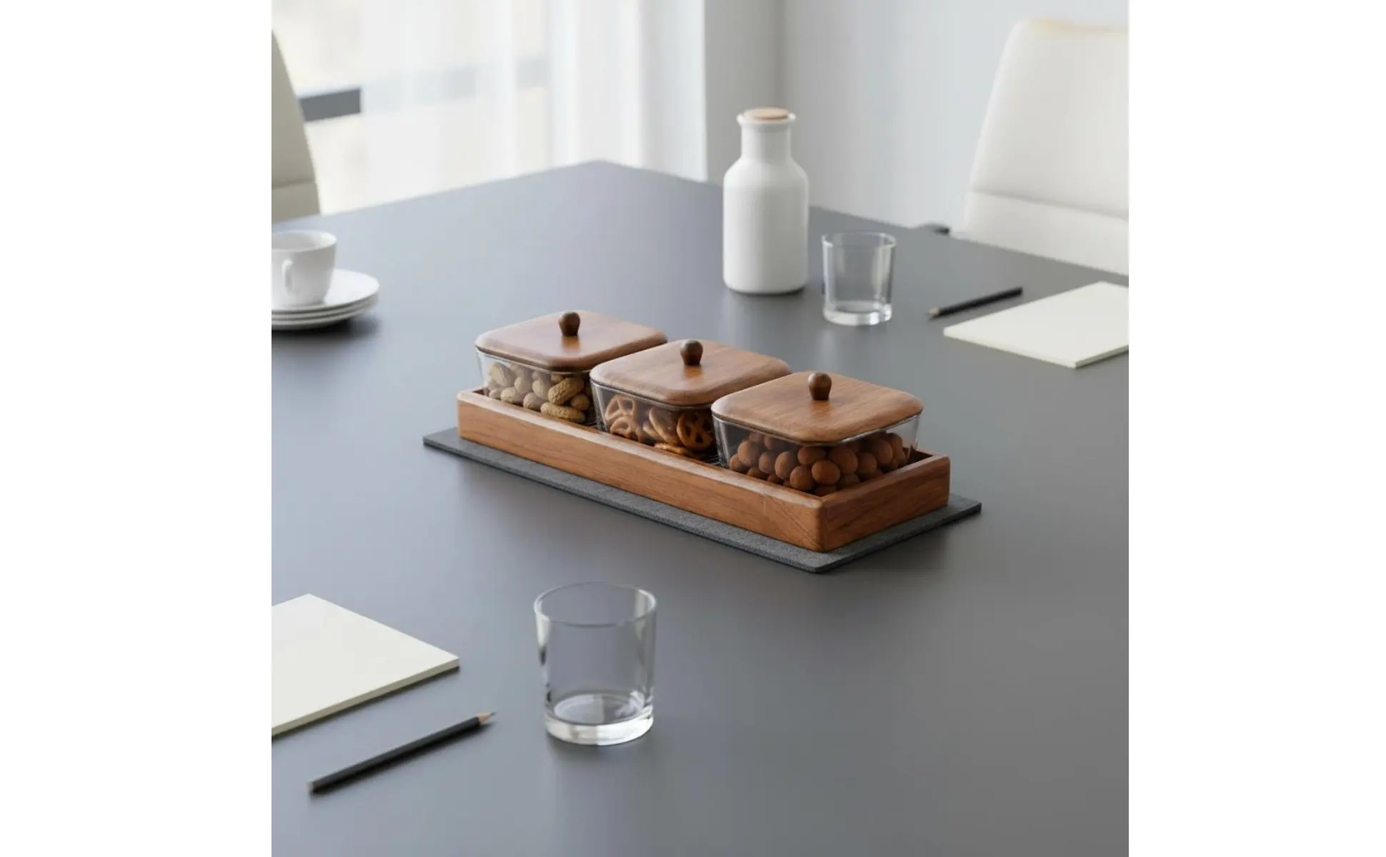 Plato de madera para dulces y frutos secos con diseño elegante
