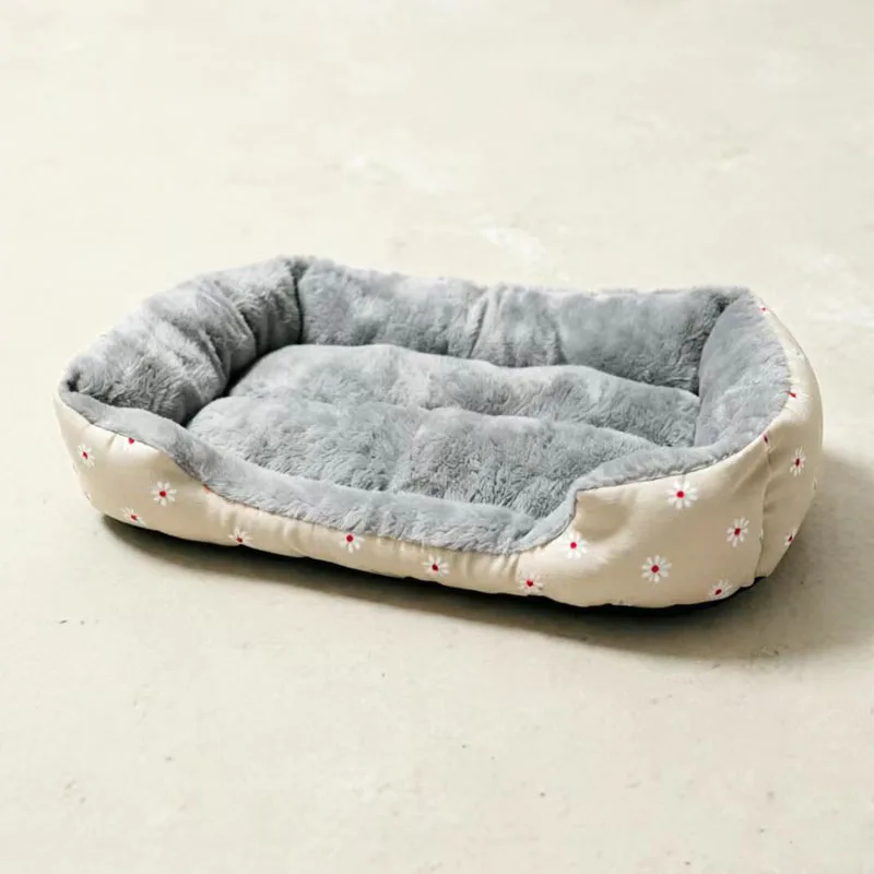 Detalle del estampado floral de la cama para mascotas