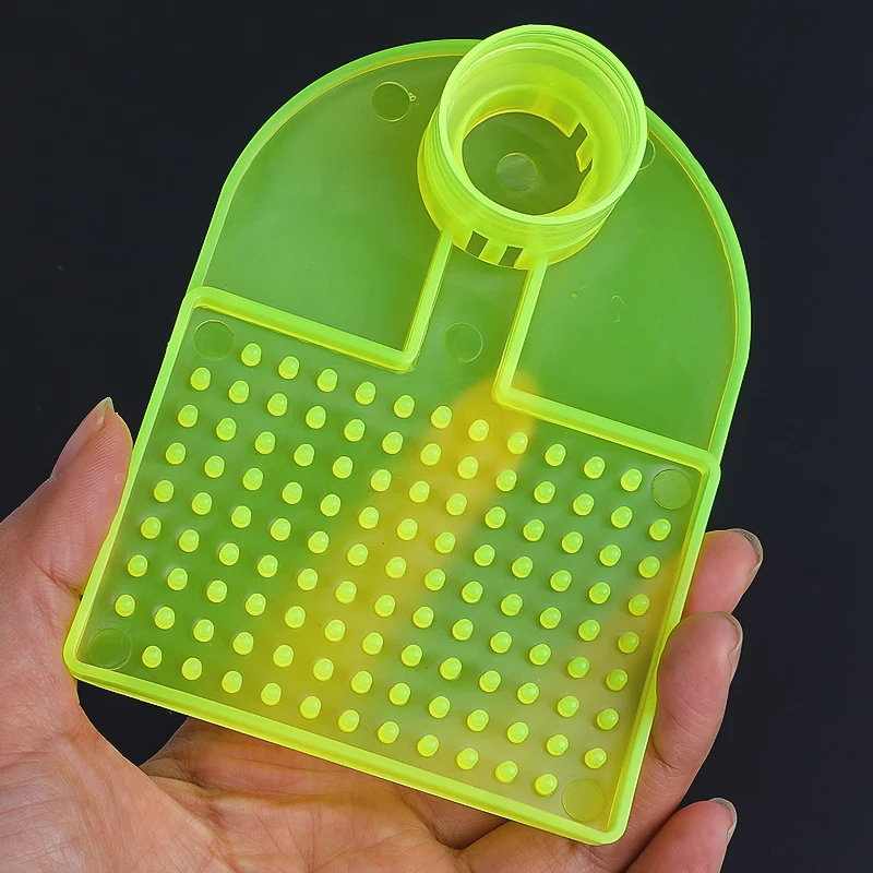 Alimentador en funcionamiento con abejas bebiendo