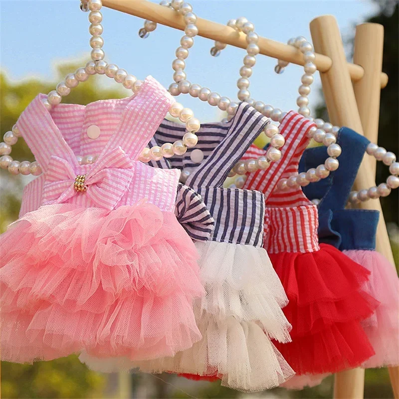 Detalle del lazo y falda del vestido para perro pequeño