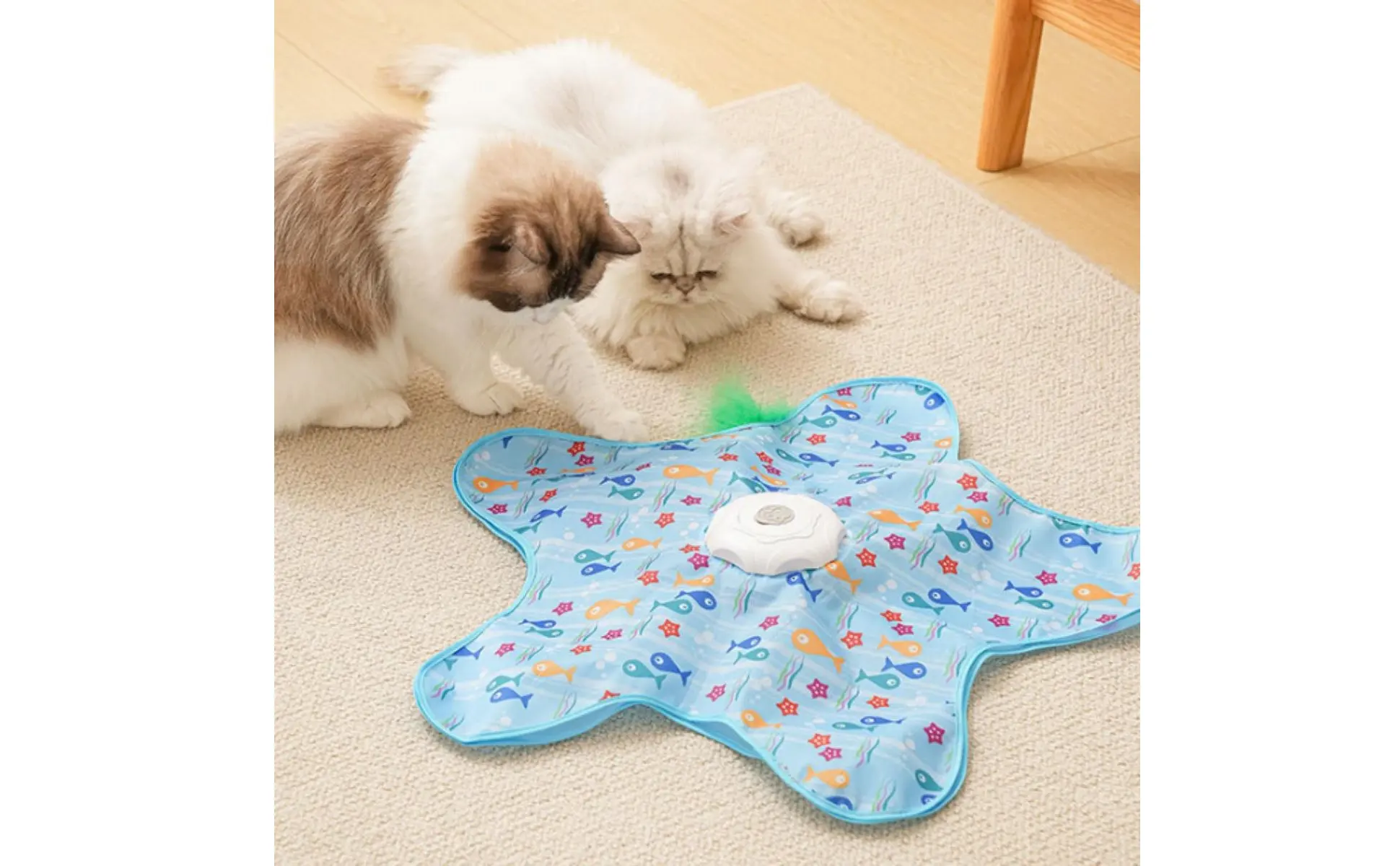 Juguete interactivo para gatos en el salón