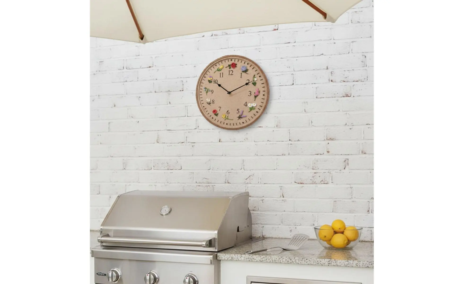 Decoración de exterior con reloj de pared