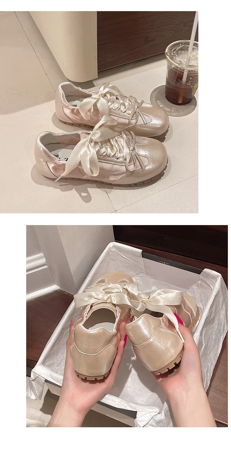 Mujer caminando con las ballet flats en entorno urbano