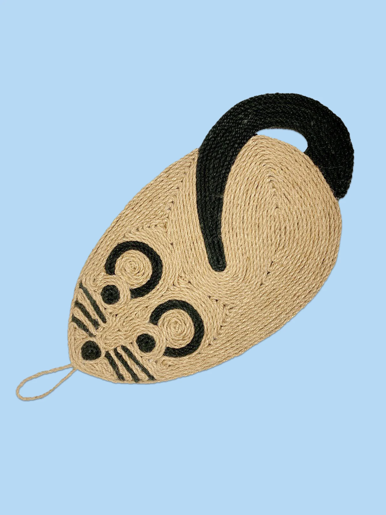 Gato usando la alfombrilla de sisal