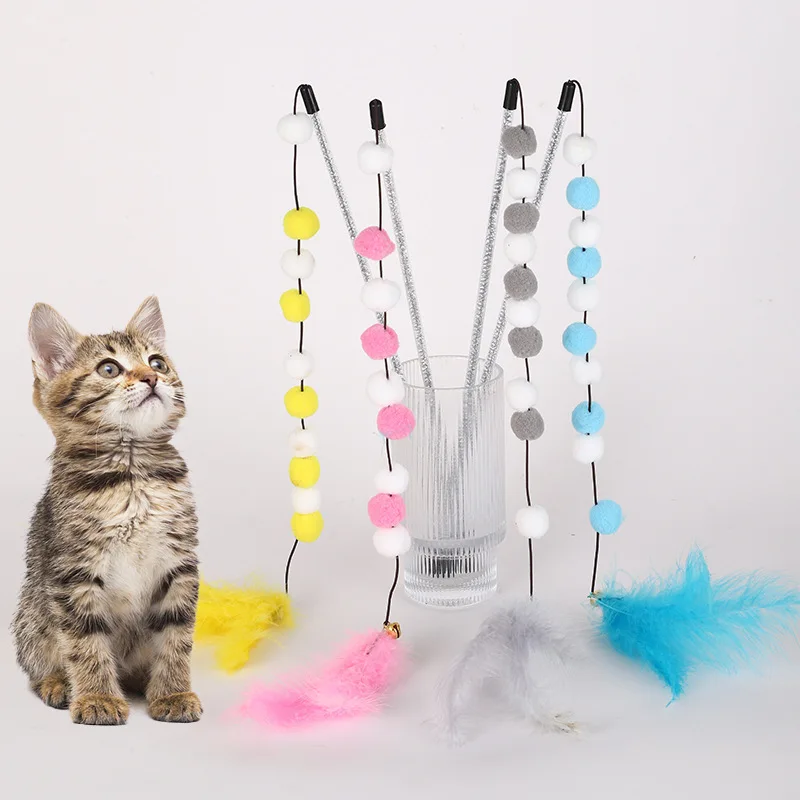 Gato persiguiendo plumas y campana