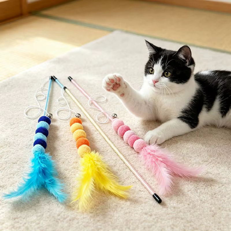 Juguete Interactivo para Gatos con Plumas, Campana y Rascador - imagen 4