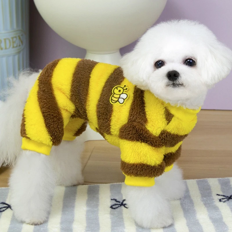 Perro con disfraz de abeja disfrutando al aire libre