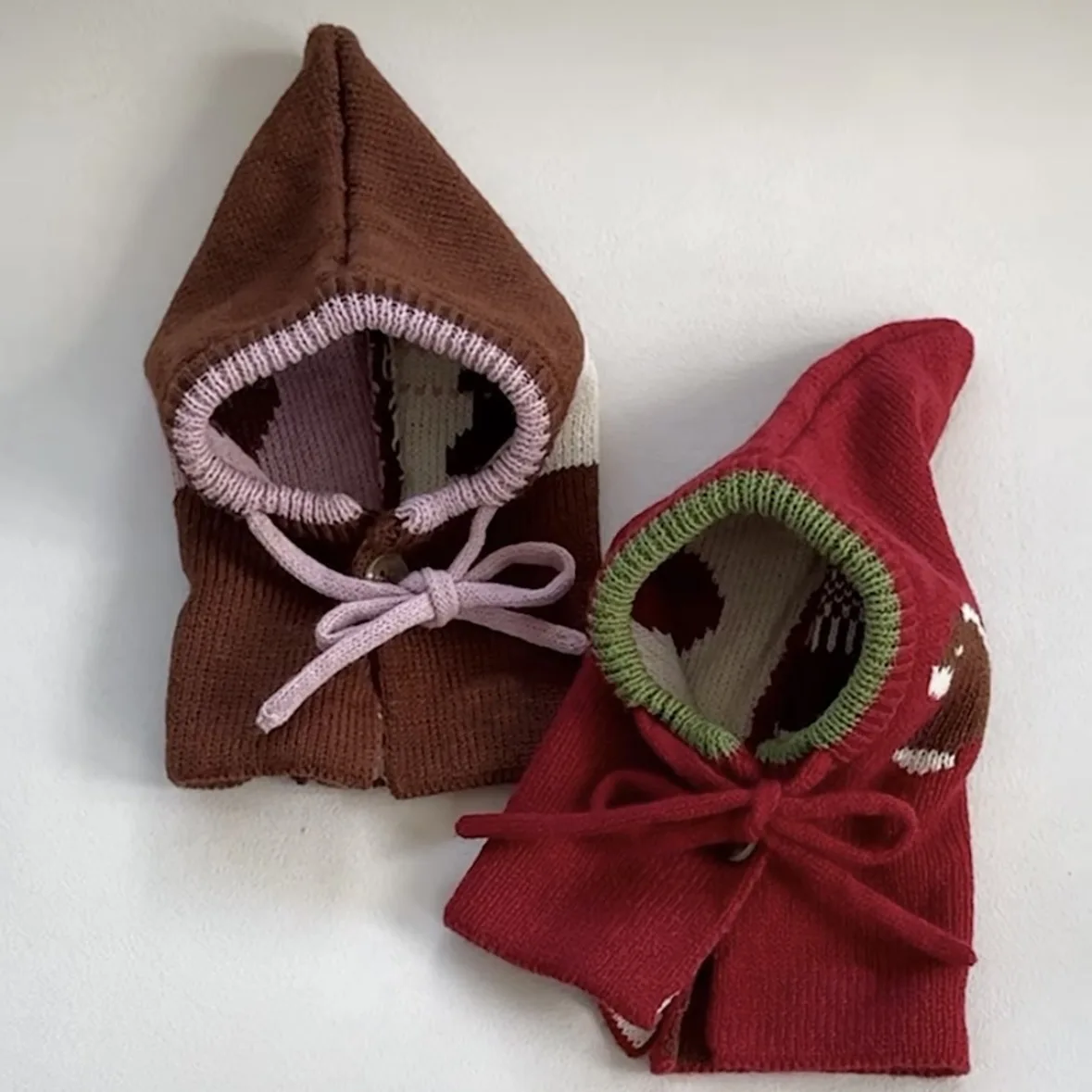 Detalle del tejido de lana del gorro para mascotas