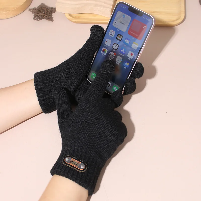 Guantes puestos en bicicleta de carretera