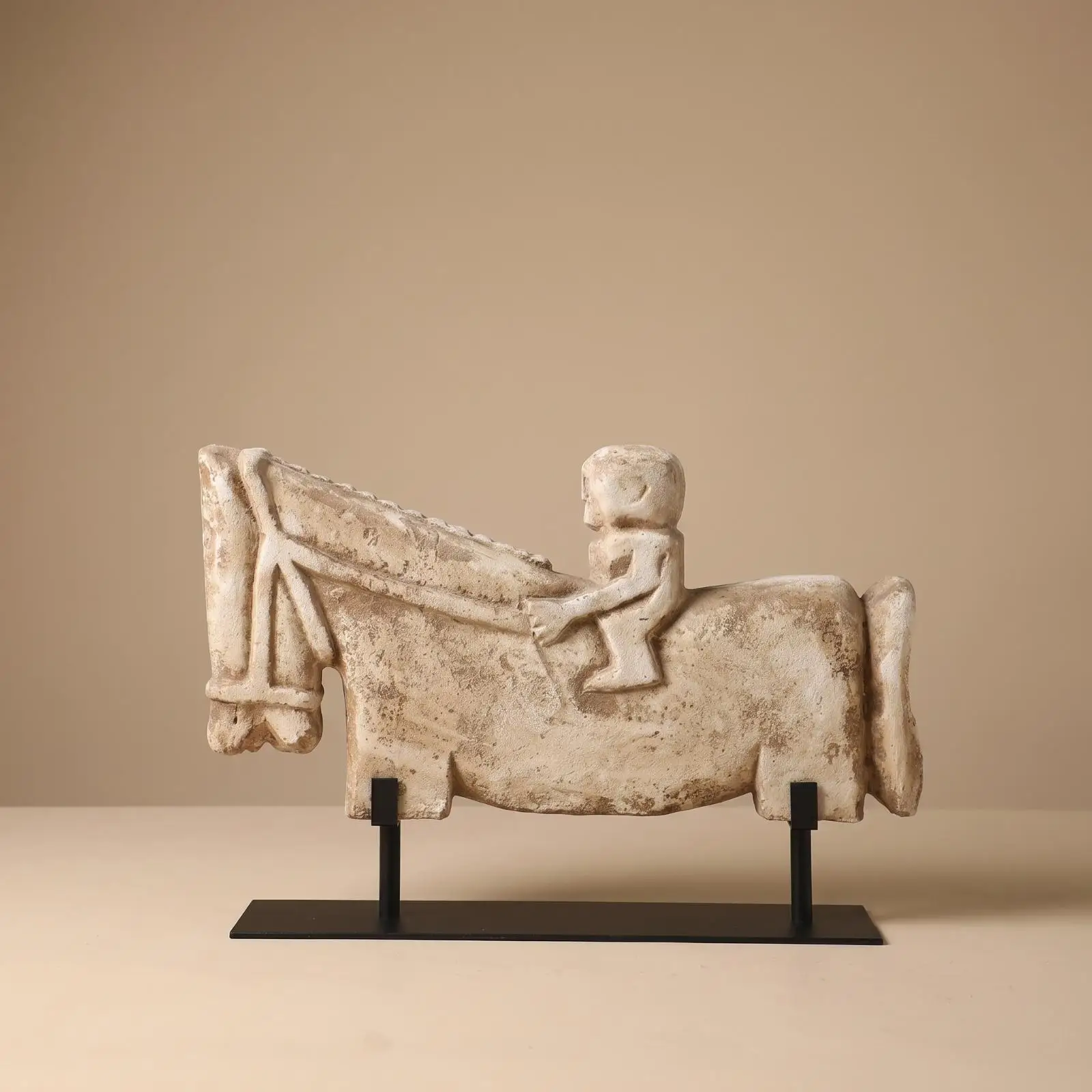 Escultura Caballo Decorativa con Base Metal – Figura Rústica para el Hogar - imagen 4
