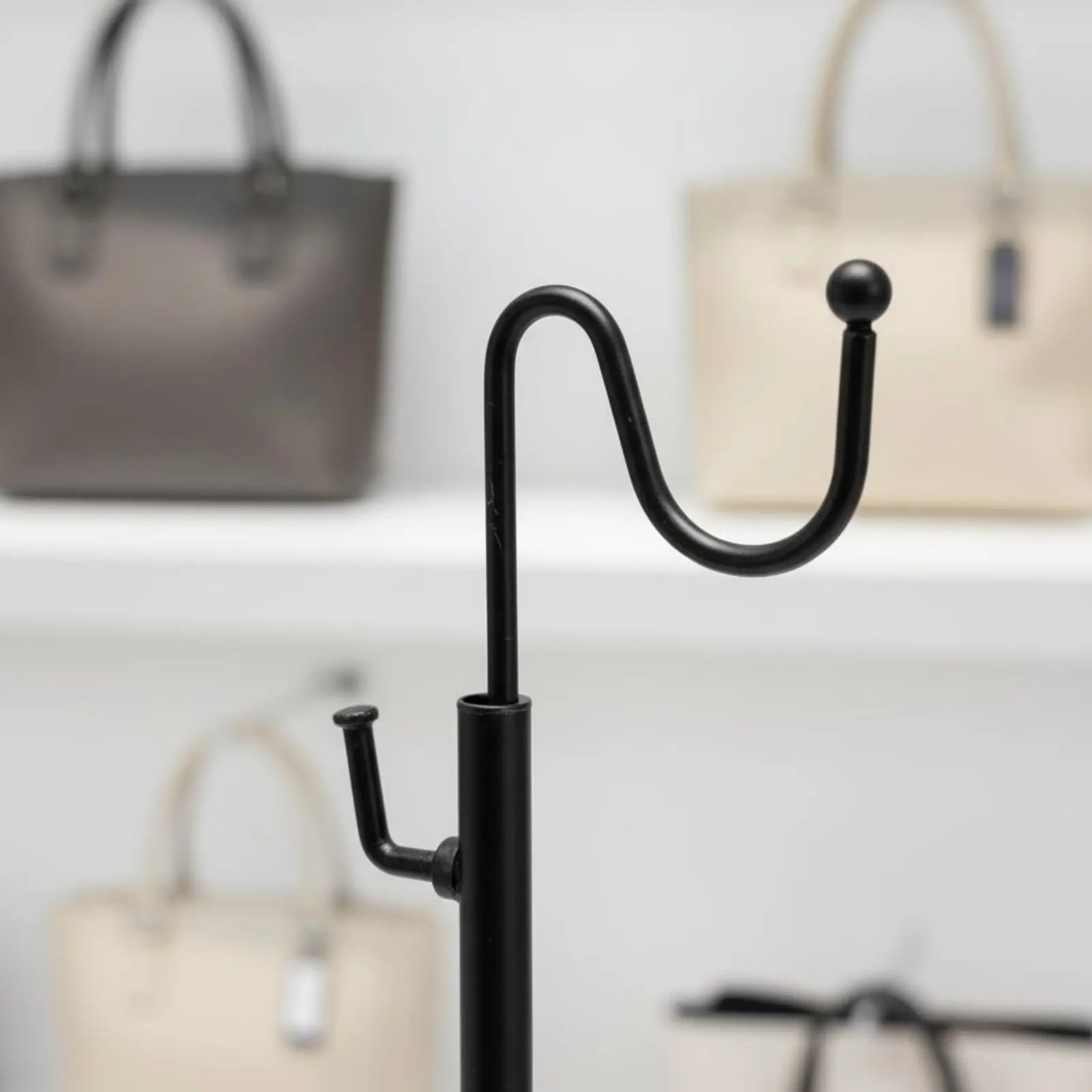 Exhibidor de bolsos con soporte metálico estable para comercios - imagen 3