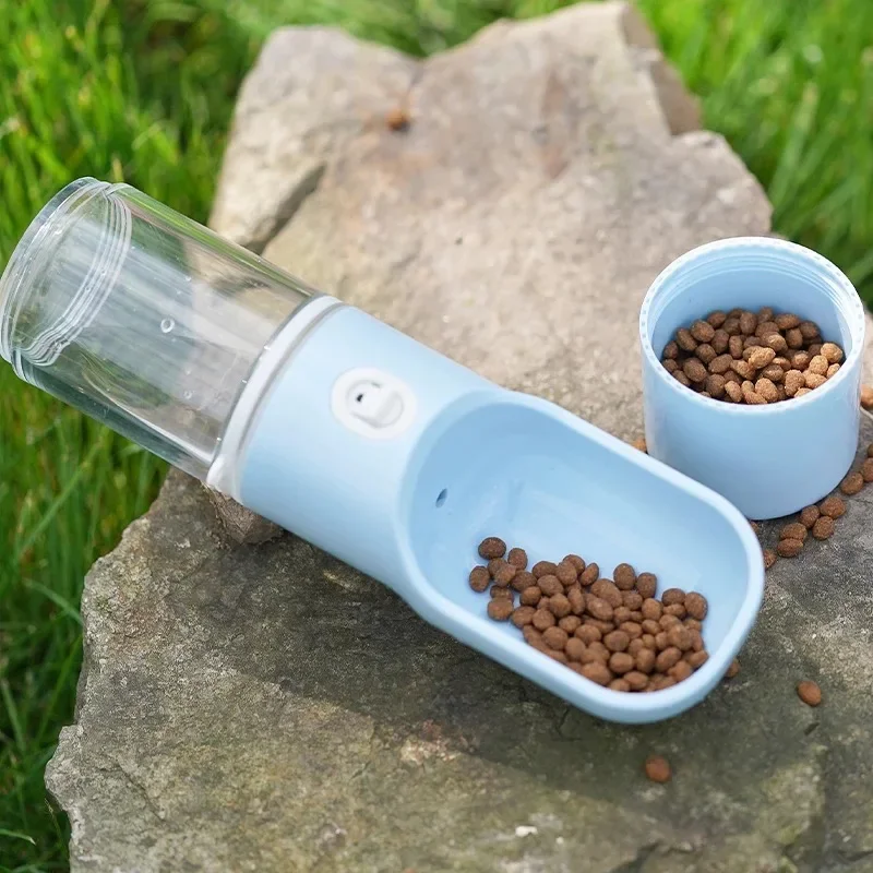 Botella de agua para mascotas junto a un cachorro